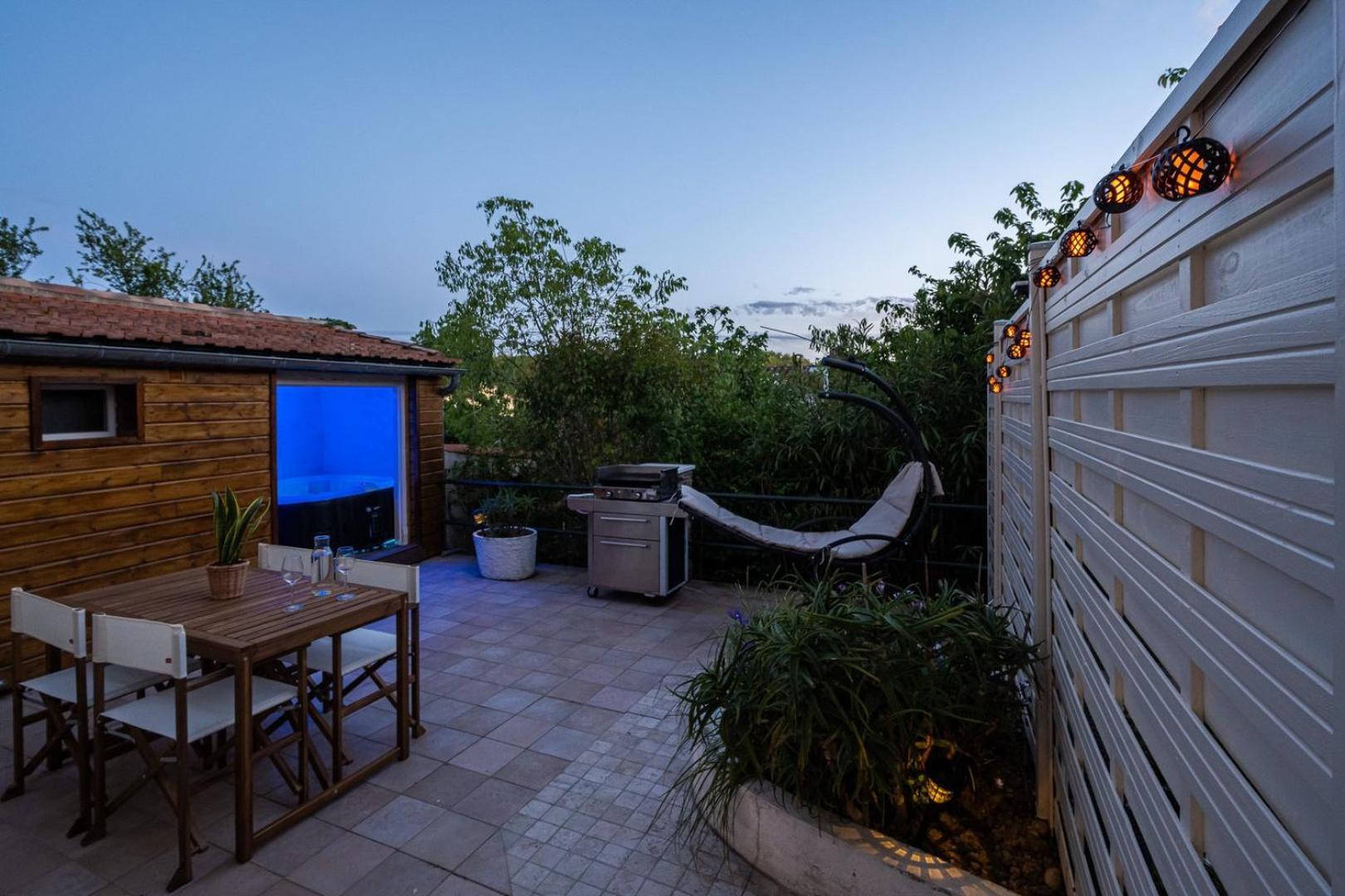 La Citadelle ~ Jacuzzi ~ Terrasse Apartment Carcassonne Exterior photo